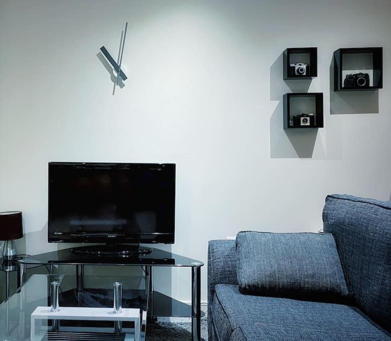 Two Bedroom Luxury Apt With Film Style Swansea Exterior photo